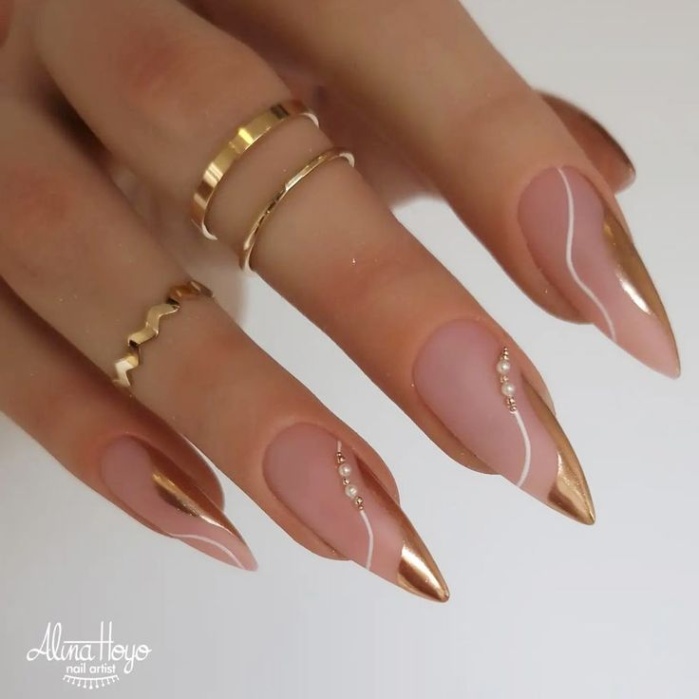 Niche Utama 1 All That Glitters:  Gold Nails Designs To Try