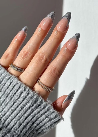 Niche Utama 2  Stunning Silver Nail Designs For A Sparkling Manicure – Maniology