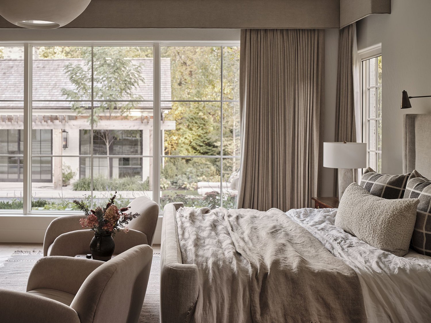 Contemporary Minimalist Bedroom: The Perfect Blend of Modern Simplicity and Comfort