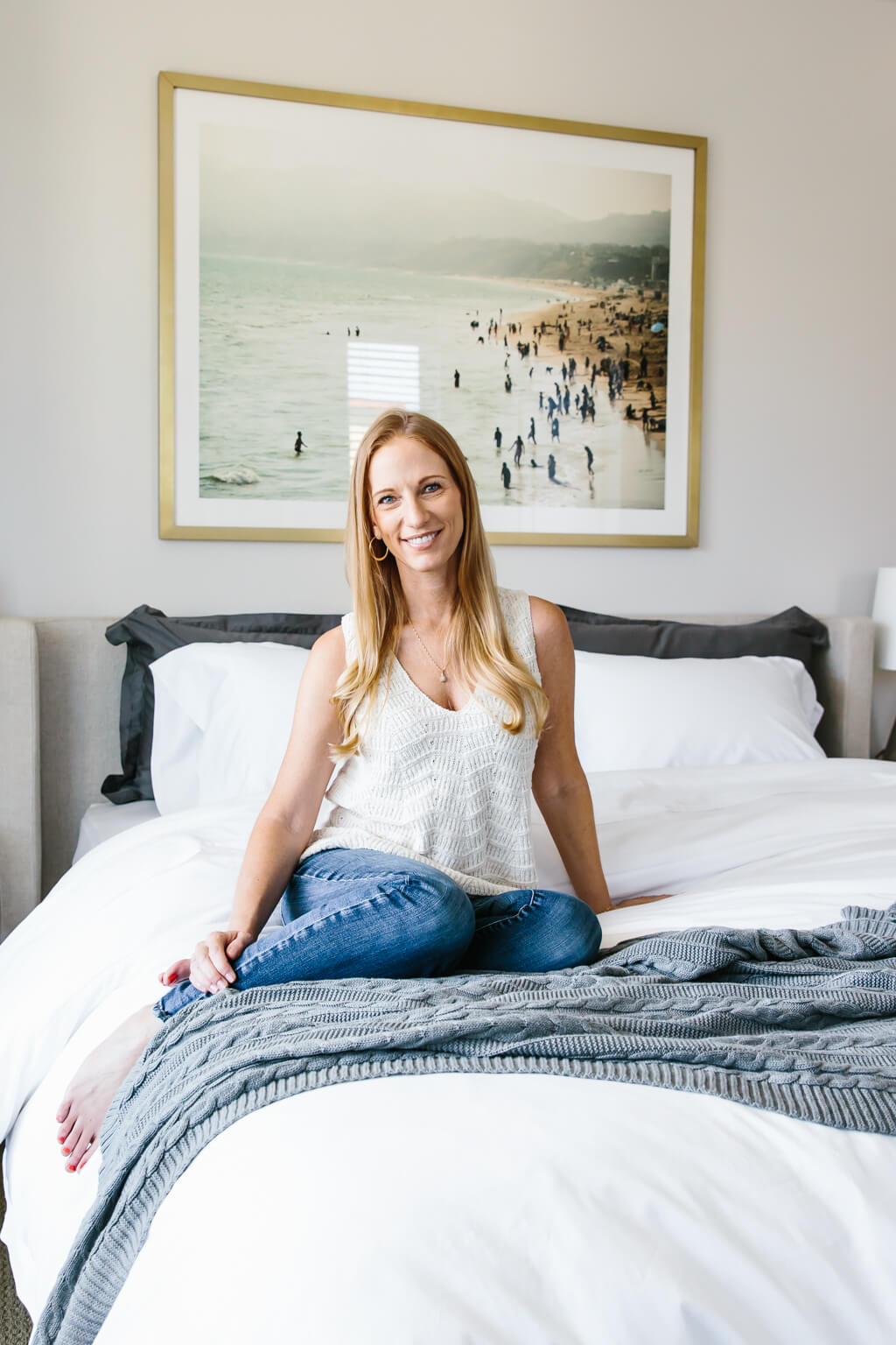 Modern Minimalist Bedroom: Achieving Sleek Simplicity and Comfort