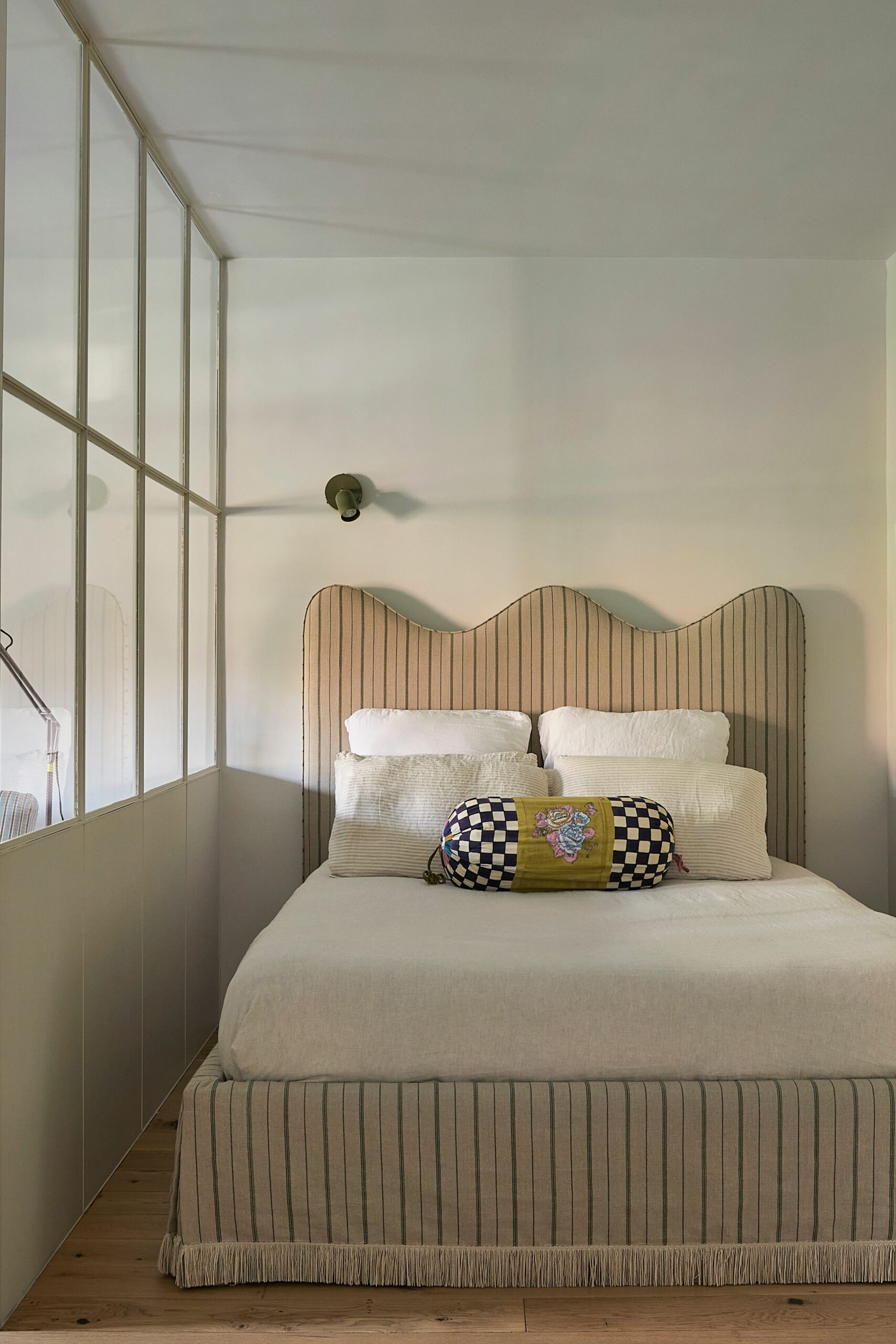Small Master Bedroom Decorating Ideas: Maximizing Style and Functionality